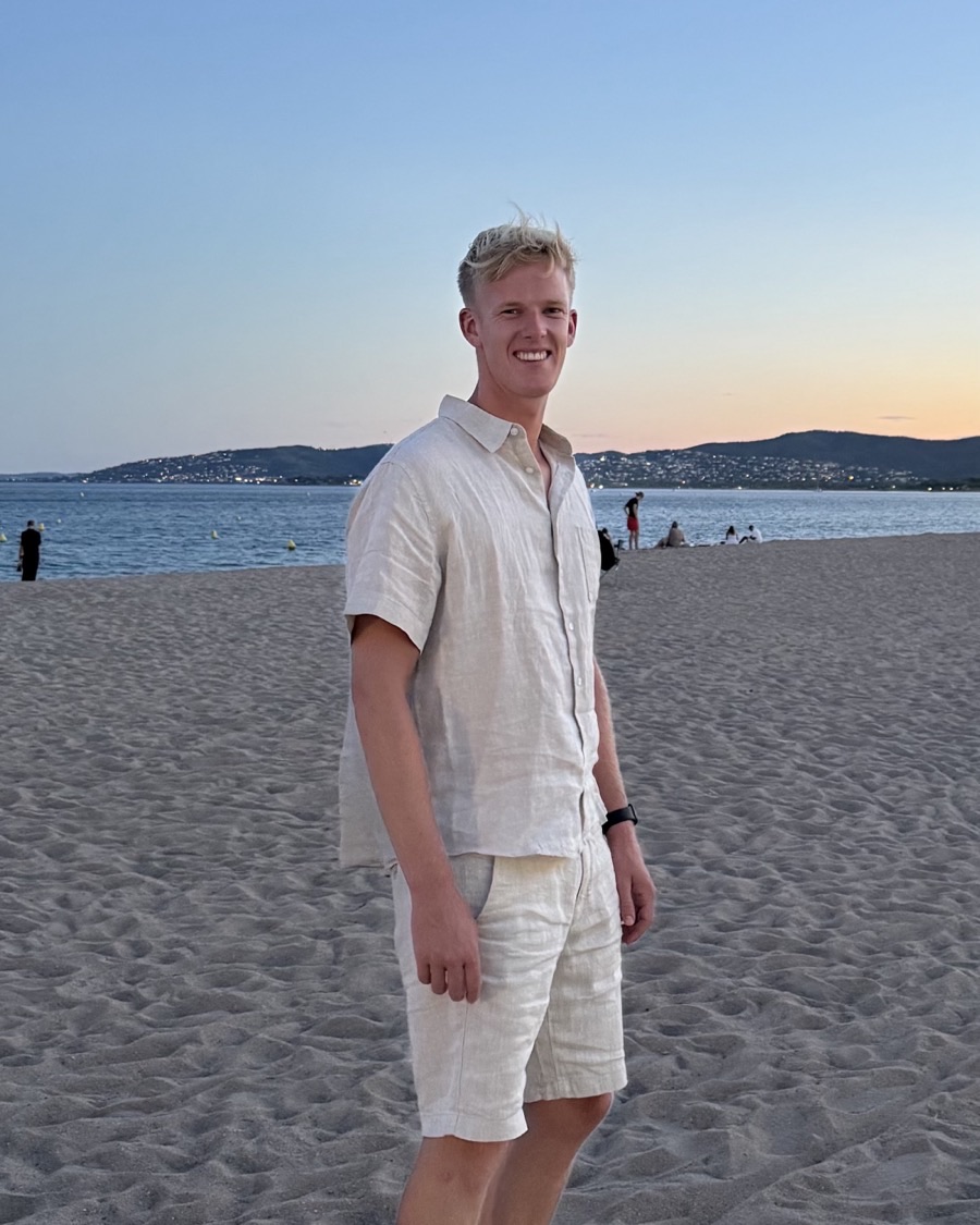 Joost Mellema op het strand bij zonsondergang